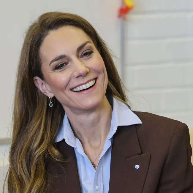 Шоколадный пиджак и подвеска с гранатом: Кейт Миддлтон показала модный образ во время делового визита