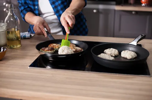 Обжариваем котлеты с двух сторон Обжариваем котлеты с двух сторон