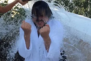 Флешмоб: звезды обливают друг друга ледяной водой (видео!) Флешмоб: звезды обливают друг друга ледяной водой (видео!)