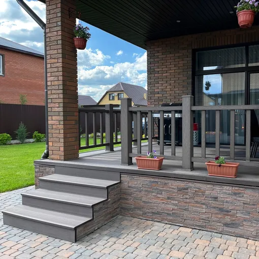 Сочетание древесно-полимерного композита, искусственного камня и брусчатки Сочетание древесно-полимерного композита, искусственного камня и брусчатки