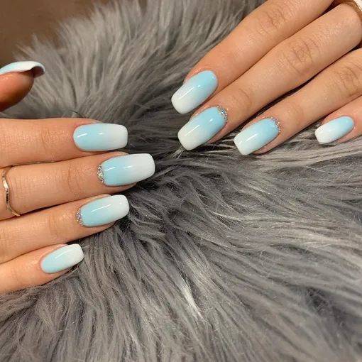 Обратный френч со стразами и эффектом омбре Маникюр на 8 марта 2026 года