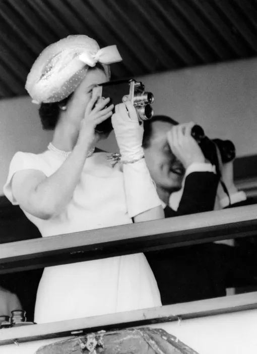 Фотография — любимое хобби Елизаветы II Королева снимает на камеру