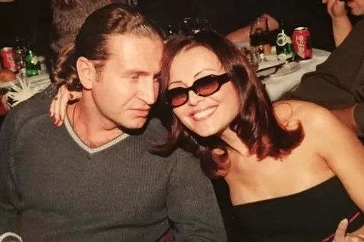 Лихие 90-е: звезды показали редкие снимки из прошлого Лихие 90-е: звезды показали редкие снимки из прошлого