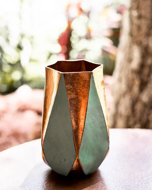 Добавив медь или латунь в интерьер, вы гармонизируете пространство и укрепите внутренний баланс в год Огненной Лошади. Добавив медь или латунь в интерьер, вы гармонизируете пространство и укрепите внутренний баланс в год Огненной Лошади.