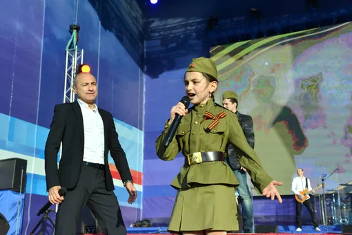 Эммануэль и Михаил Турецкие на Дворцовой площади в Санкт-Петербурге