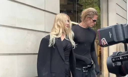 Елена Перминова и Тарас Романов позируют перед камерами