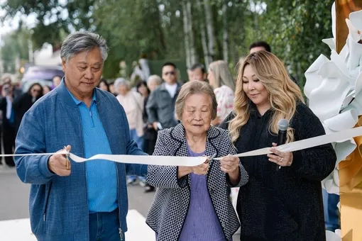 Анита Цой с мужем Сергеем и свекровью