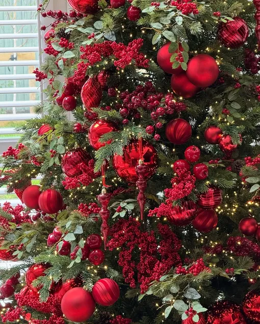 В 2026-м красные искусственные ягоды остролиста станут одним из самых популярных украшений для елки. В 2026-м красные искусственные ягоды остролиста станут одним из самых популярных украшений для елки.