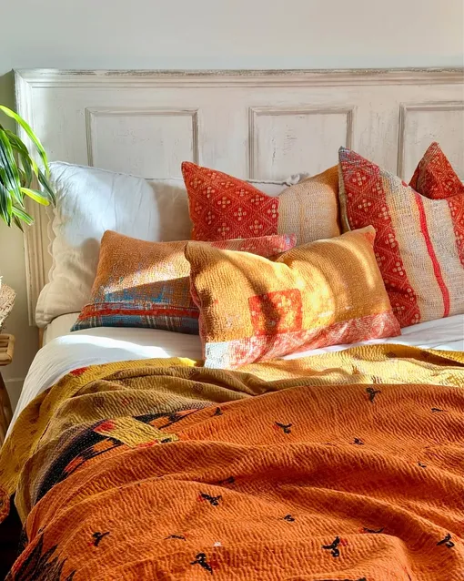 Цвета Огненной Лошади —красный, оранжевый, желтый, золотой и медный. Если использовать их в интерьере, то они принесут счастье и деньги в 2026 году. Цвета Огненной Лошади —красный, оранжевый, желтый, золотой и медный. Если использовать их в интерьере, то они принесут счастье и деньги в 2026 году.