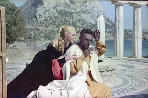 Ирина Скобцева и Сергей Бондарчук в фильме «Отелло» Ирина Скобцева и Сергей Бондарчук в фильме «Отелло»