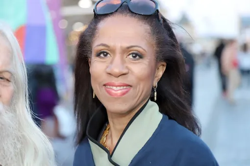 «Он вел меня к алтарю»: Елена Ханга показала отчима «Он вел меня к алтарю»: Елена Ханга показала отчима