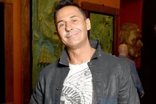 Сергей Зверев нарядил Стаса Костюшкина в мини-юбку. Смотрите видео! Сергей Зверев нарядил Стаса Костюшкина в мини-юбку. Смотрите видео!