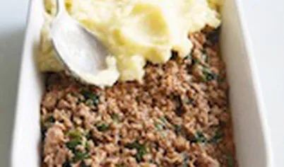 В форму для запекания выложите подготовленный фарш. Сверху выложите картофельное пюре, разровняйте. Выпекайте при 200 градусах около 30 минут. В форму для запекания выложите подготовленный фарш. Сверху выложите картофельное пюре, разровняйте. Выпекайте при 200 градусах около 30 минут.