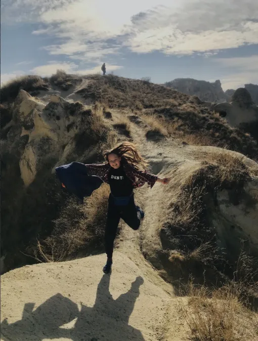 девочка на скале