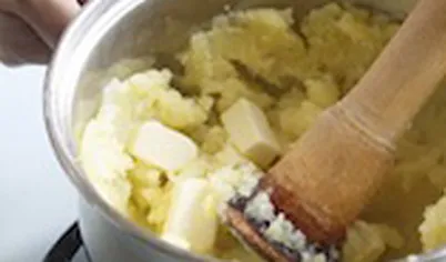 Отварите в подсоленной воде до полной готовности. Воду слейте, картофель разомните толкушкой. Отварите в подсоленной воде до полной готовности. Воду слейте, картофель разомните толкушкой.