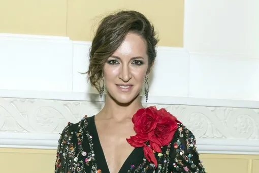 Невероятная грудь и осиная талия: Матильда Шнурова позирует в топе Невероятная грудь и осиная талия: Матильда Шнурова позирует в топе