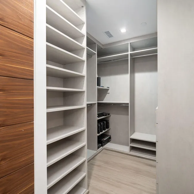 Как оборудовать гардеробную в хрущёвке: идеи от дизайнера