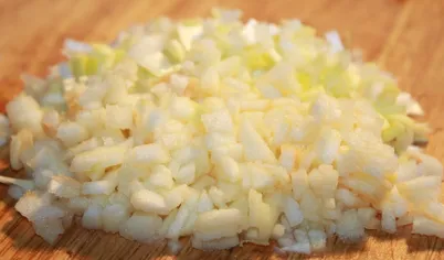Лук-порей мелко нарезать, оставшуюся мякоть яблок нарезать маленькими кубиками или порубить ножом.
