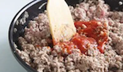 Добавьте томатный соус и орегано, размешайте. Тушите около 10 минут. Добавьте томатный соус и орегано, размешайте. Тушите около 10 минут.