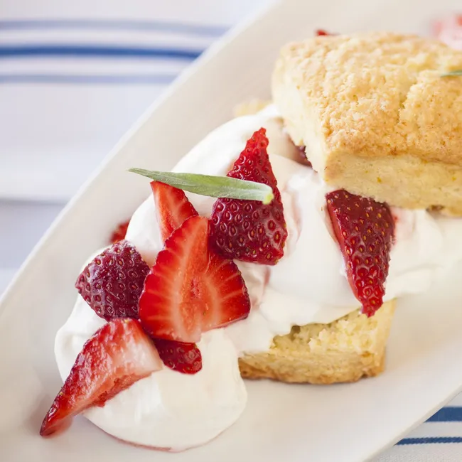 Хотите попробовать по-настоящему летний десерт? Ловите рецепт меренгового рулета с клубникой