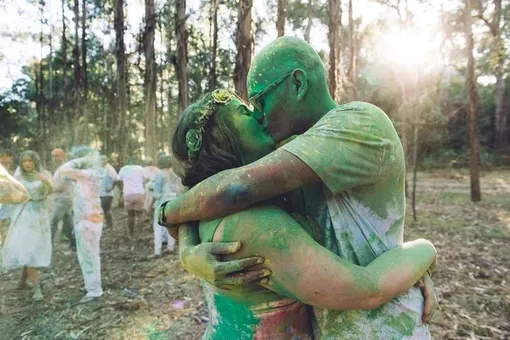 Пара устроила фестиваль красок прямо на своей свадьбе Пара устроила фестиваль красок прямо на своей свадьбе