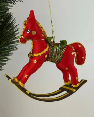 Елочная игрушка в виде лошади, которая понравится Огненной Лошади и принесет удачу в Новом году 2026.