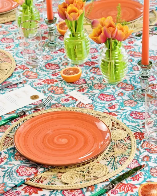 Один из любимых цветов Огненной Лошади оранжевый, он символизирует эмоциональную теплоту, общительность и готовность к переменам. Декор в этом оттенке подойдет тем, кто хочет встретить любовь в 2026 году и расширить круг знакомств. Один из любимых цветов Огненной Лошади оранжевый, он символизирует эмоциональную теплоту, общительность и готовность к переменам. Декор в этом оттенке подойдет тем, кто хочет встретить любовь в 2026 году и расширить круг знакомств.