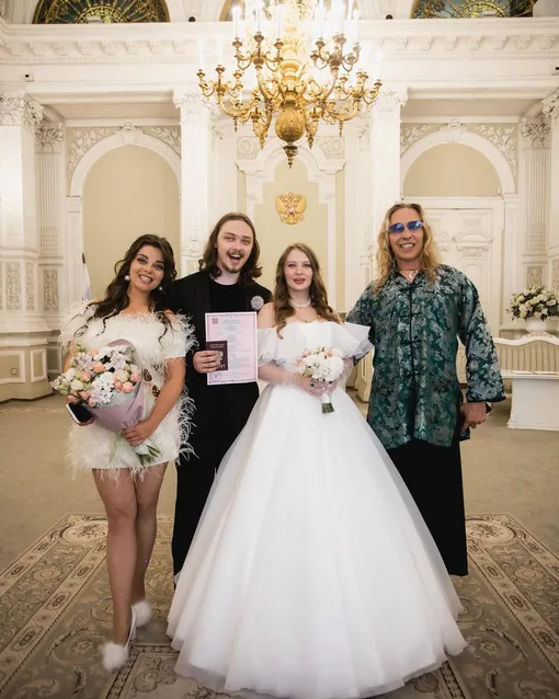 Наташа Королёва и Сергей Глушко с сыном Архипом и невесткой Мелиссой 21.08.2024