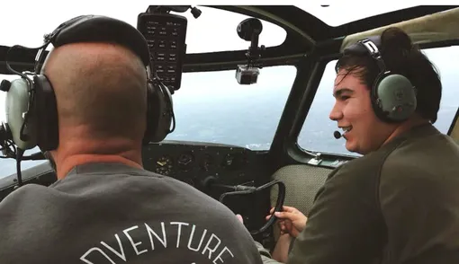 Крис управляет аэропланом Крис управляет аэропланом