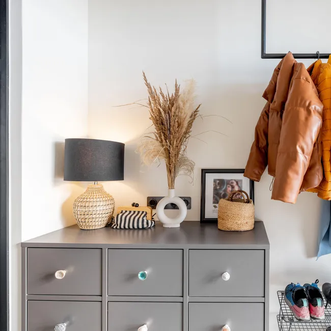 Куда спрятать электрощит и где повесить домофон? 8 советов дизайнера для оформления прихожей