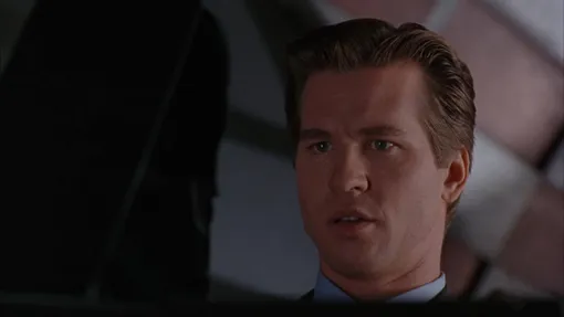 Вэл Килмер в роли Брюса Уэйна в фильме «Бэтмен навсегда» Вэл Килмер в роли Брюса Уэйна в фильме «Бэтмен навсегда»