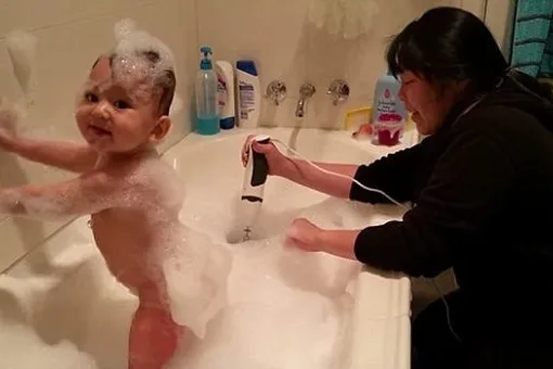 Мама шокировла Сеть, взбив пену миксером в ванной с малышом Мама шокировла Сеть, взбив пену миксером в ванной с малышом