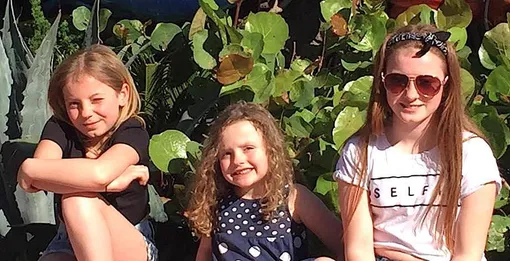 Эмма растит трех прекрасных дочерей: Софи (справа), Сару (слева) и Стиви (посредине) Эмма растит трех прекрасных дочерей: Софи (справа), Сару (слева) и Стиви (посредине)