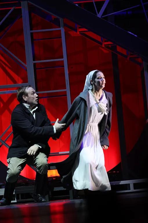 Михаил Тройник и Дарья Балабанова в спектакле «Щастье» Михаил Тройник и Дарья Балабанова