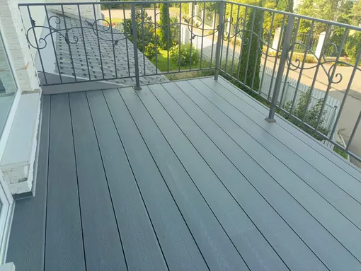 Терраса из ДПК с металлическим ограждением Терраса из ДПК с металлическим ограждением