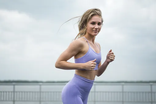 Девушка пробежала милю в собственной ванной и стала звездой соцсетей Девушка пробежала милю в собственной ванной и стала звездой соцсетей