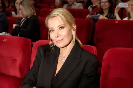 «Красивая, а ноги супер». Юлия Высоцкая позирует у бассейна «Красивая, а ноги супер». Юлия Высоцкая позирует у бассейна