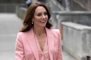 Кейт Миддлтон встретили с протестом. Её реакция обратила на себя внимание многих Кейт Миддлтон встретили с протестом. Её реакция обратила на себя внимание многих