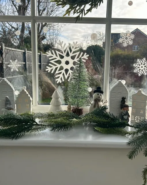 наклейки на окнах