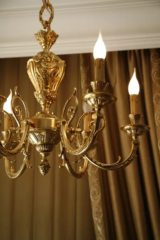 Золотая люстра придаст интерьеру шика Золотая люстра придаст интерьеру шика