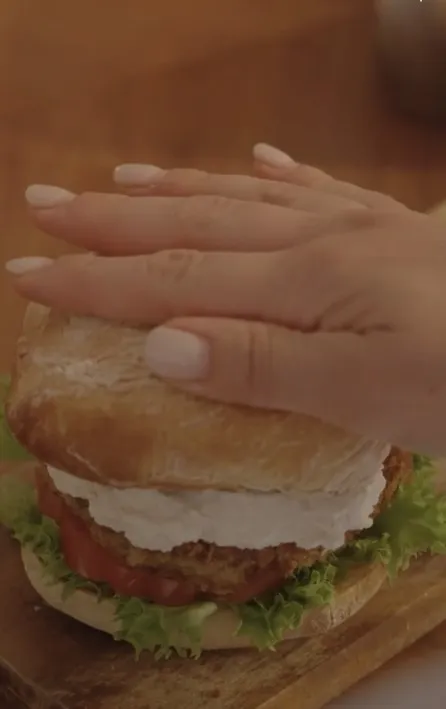 Те, кто ел кот-бургер, уверяют, что его не отличить от обычного