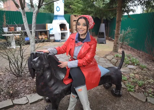 Наташа Королева подарила мужу на день рождения скамейку-собаку Наташа Королева