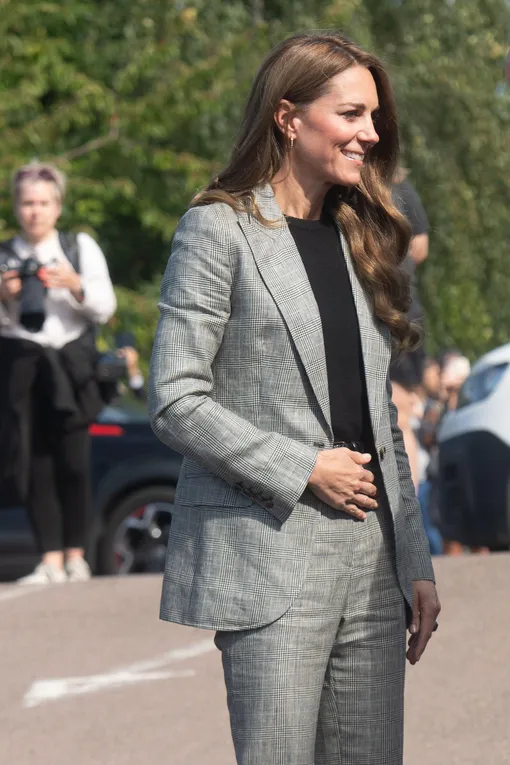 Кожаный ремень и брюки со стрелками: Кейт Миддлтон отказалась от романтических образов в пользу деловых Кожаный ремень и брюки со стрелками: Кейт Миддлтон отказалась от романтических образов в пользу деловых