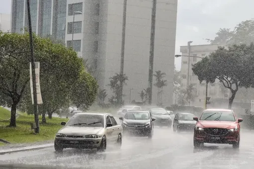 Вплоть до разрушения двигателя: что ещё грозит автомобилю, утонувшему в результате ливня