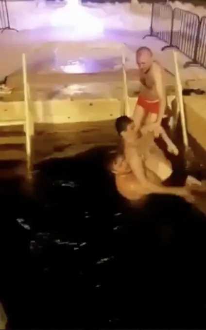 Знакомые спасают тагильчанина, потерявшего сознание Знакомые спасают тагильчанина, потерявшего сознание