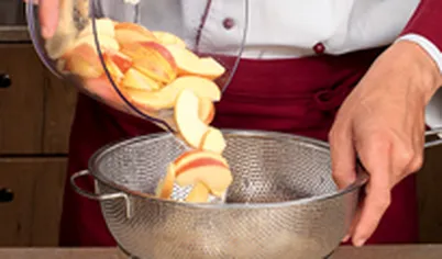 Откиньте на дуршлаг, чтобы удалить всю лишнюю жидкость.