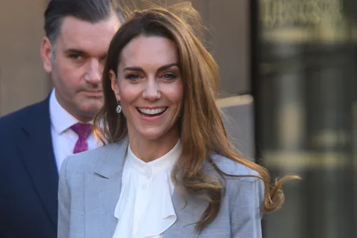 Светло-серый костюм и «кошачий бант»: Кейт Миддлтон совместила в новом образе деловые и романтичные ноты