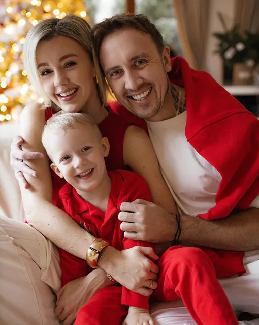 Юлианна Караулова с мужем и сыном