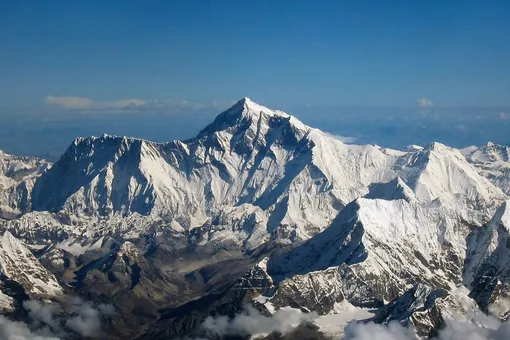 Как проходит операция по спасению застрявших на Эвересте десятков альпинистов?