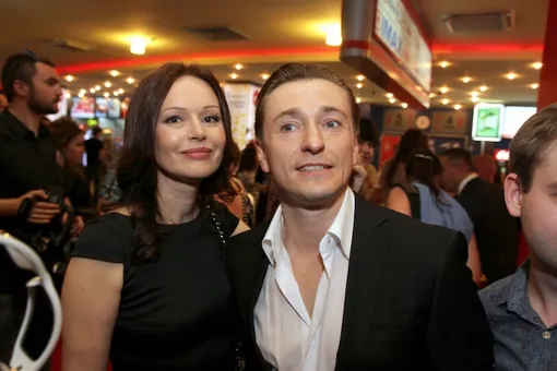 Неловкий момент: Ирина Безрукова встретилась с Сергеем Безруковым и его новой женой Неловкий момент: Ирина Безрукова встретилась с Сергеем Безруковым и его новой женой